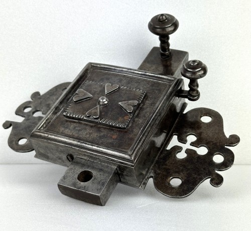 XVIIe siècle - Grande serrure de chambre à évolution et sa clef d’époque Louis XIV, XVIIe siècle