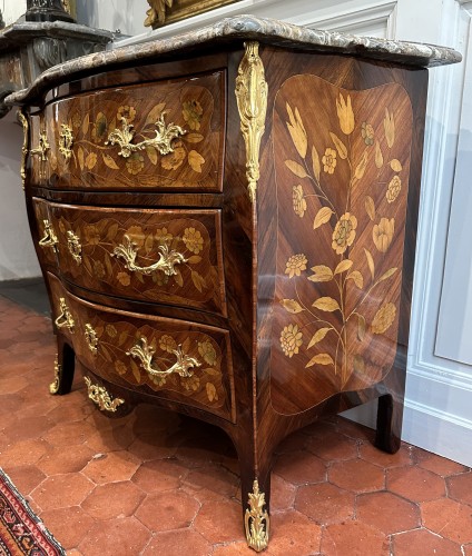 Commode d’entre deux d’époque Louis XV en marqueterie de fleurs vers 1745 - Mobilier Style Louis XV