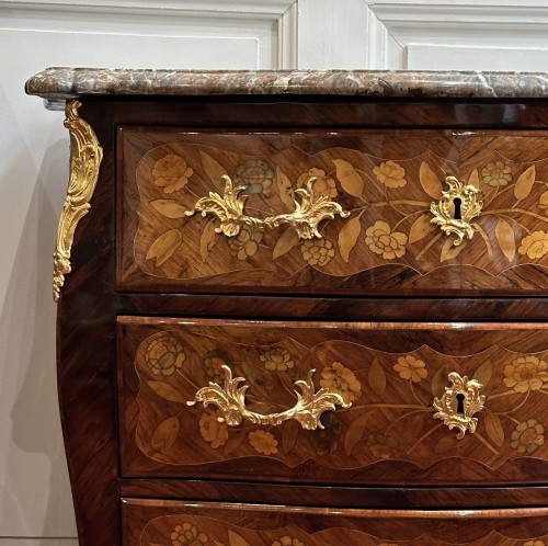 XVIIIe siècle - Commode d’entre deux d’époque Louis XV en marqueterie de fleurs vers 1745