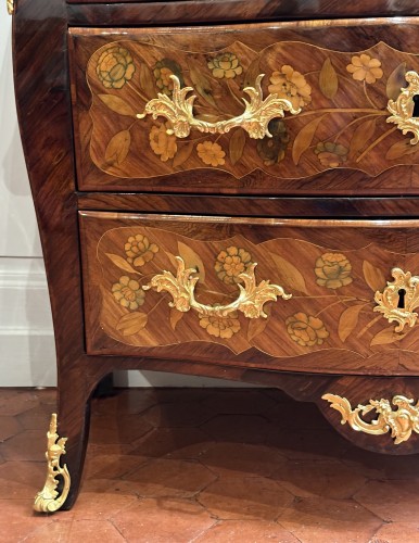 Antiquités - Commode d’entre deux d’époque Louis XV en marqueterie de fleurs vers 1745