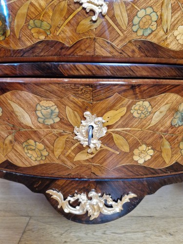 Antiquités - Commode d’entre deux d’époque Louis XV en marqueterie de fleurs vers 1745