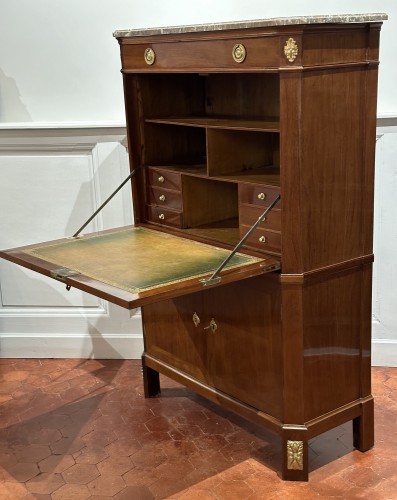 Mobilier Bureau et Secrétaire - Secrétaire Louis XVI estampillé  I. PAFRAT