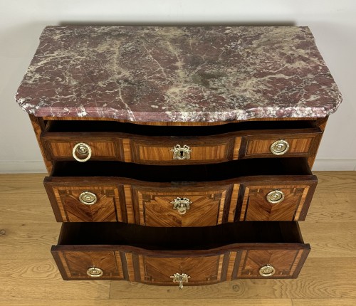 XVIIIe siècle - Petite commode d’entre deux d'époque Transition estampillée J PETIT