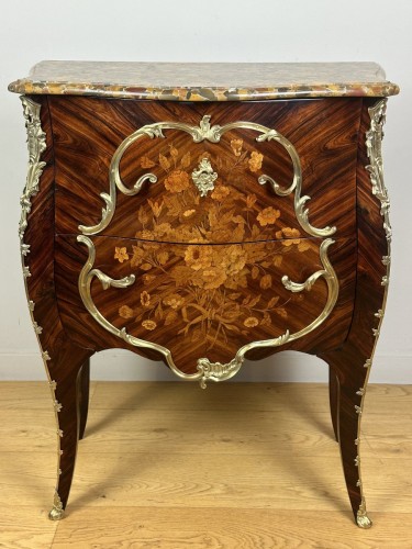 Petite commode Louis XV estampillée Delorme vers 1765 - Mobilier Style Louis XV