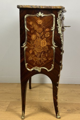 XVIIIe siècle - Petite commode Louis XV estampillée Delorme vers 1765