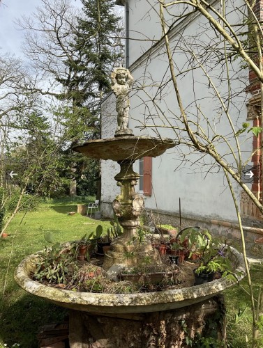 Matériaux & Architecture Ornements de jardin - Fontaine au putti en fonte de fer, travail du Val d'Osne du XIXe siècle