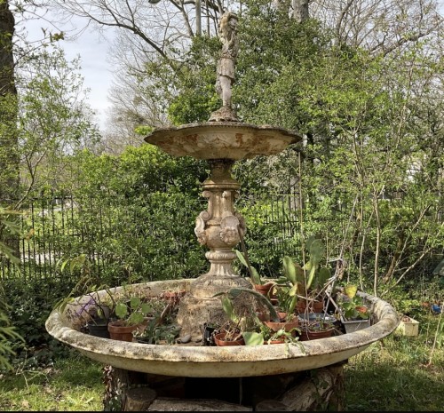 Fontaine au putti en fonte de fer, travail du Val d'Osne du XIXe siècle - Napoléon III