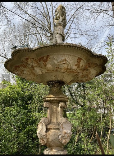 Antiquités - Fontaine au putti en fonte de fer, travail du Val d'Osne du XIXe siècle