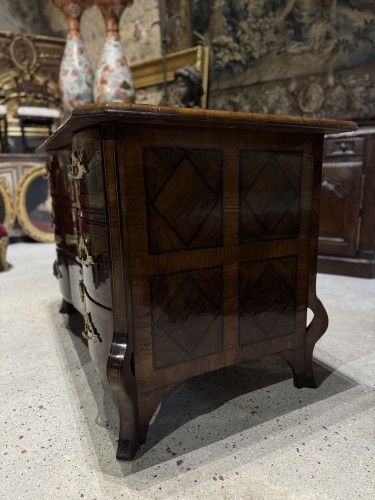 XVIIe siècle - Commode mazarine en marqueterie d’époque Louis XIV