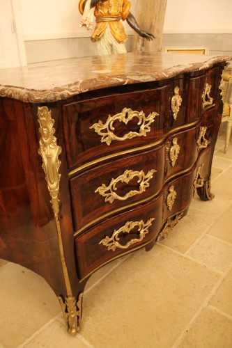 Mobilier Commode - Commode Louis XV estampillée G .SCHWINGKENS, bronzes au C couronné