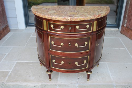 XVIIIe siècle - Commode demi lune Louis XVI, fin du XVIIIe siècle