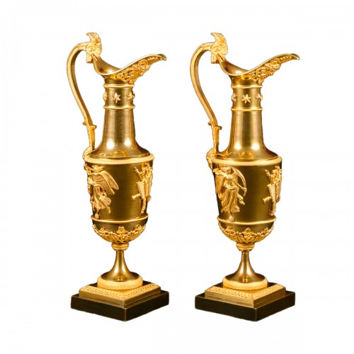 Paire d’aiguières Empire en bronze doré, modèle de Claude Galle