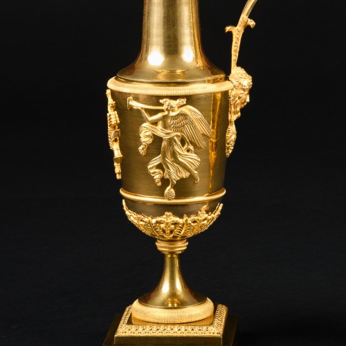 Paire d’aiguières Empire en bronze doré, modèle de Claude Galle - Apollo Art & Antiques