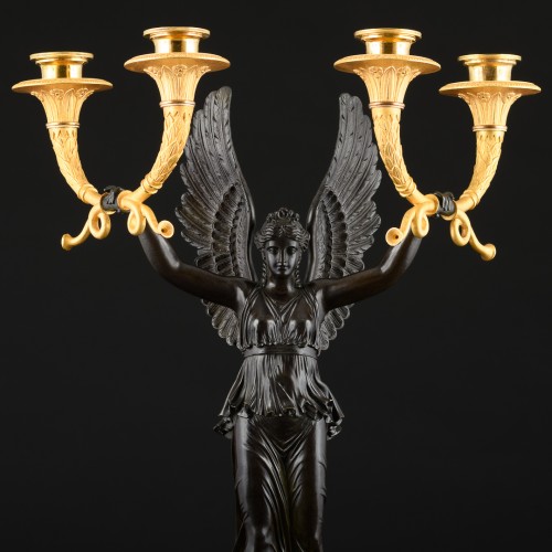 Luminaires Bougeoirs et Chandeliers - Paire de candélabres Empire aux Victoires ailées, signés Claude François Rabiat