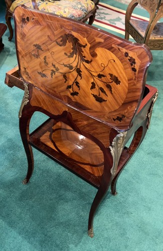 Mobilier Table & Guéridon - Table de travail et d’écriture dite en chiffonnière d’époque Louis XV, estampille de BVRB