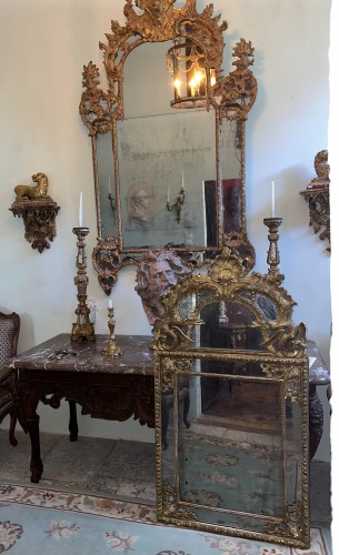 Miroir quadrangulaire à parecloses en bois doré d’époque Régence - Miroirs, Trumeaux Style Régence