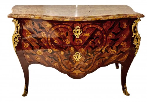 Commode Louis XV par Jacques Philippe Carel (1688-1755) reçu maître en 1723