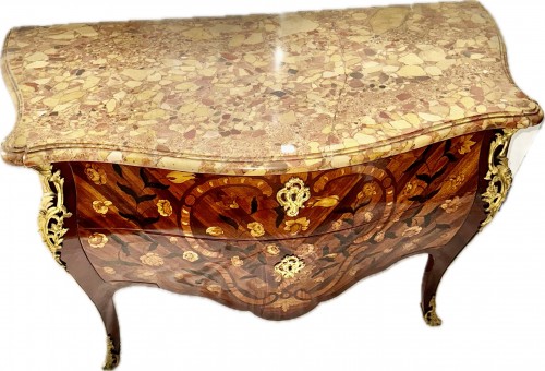 Antiquités - Importante commode Louis XV par Jacques Philippe Carel reçu maître en 1723 (1688-1755