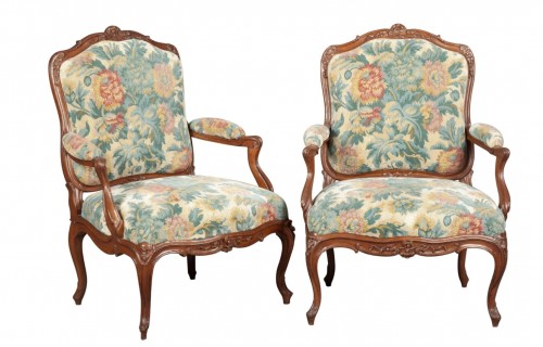 Paire de fauteuils à châssis et à la reine d’époque Louis XV en hêtre mouluré