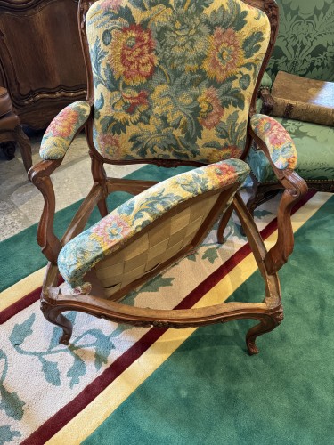 Sièges Fauteuil & Bergère - Paire de fauteuils à châssis et à la reine d’époque Louis XV en hêtre mouluré