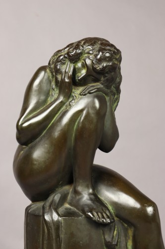 Femme assise par Henry Arnold - Sculpture Style Art Déco