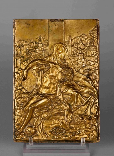 XIXe siècle - Un relief en bronze doré de la Pietà, 19e siècle