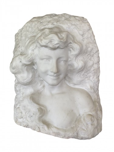 Bas-relief d'une jeune femme souriante - Etienne Lenhoir (c.1880-1910)