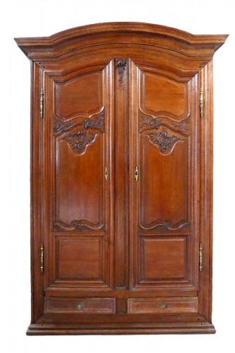 Armoire Louis XV à chapeau de gendarme, milieu XVIIIe siècle