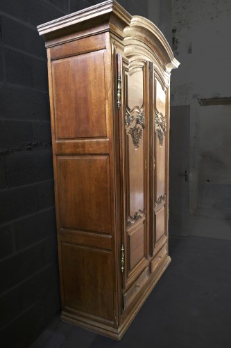 Mobilier Armoire - Armoire Louis XV à chapeau de gendarme, milieu XVIIIe siècle