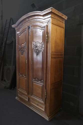 Armoire Louis XV à chapeau de gendarme, milieu XVIIIe siècle - Atelier Garnier