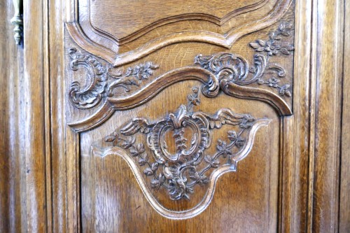 XVIIIe siècle - Armoire Louis XV à chapeau de gendarme, milieu XVIIIe siècle