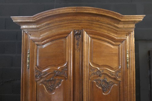 Antiquités - Armoire Louis XV à chapeau de gendarme, milieu XVIIIe siècle