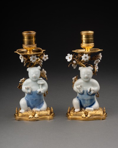 Paire de flambeaux en bronze et porcelaine de Chine, époque Régence - Franck Baptiste Paris