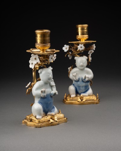 XVIIIe siècle - Paire de flambeaux en bronze et porcelaine de Chine, époque Régence