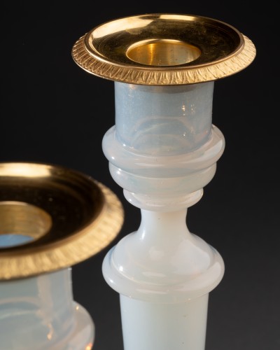 Paire de flambeaux en opaline, Manufacture du Creusot vers 1820 - Luminaires Style Restauration - Charles X
