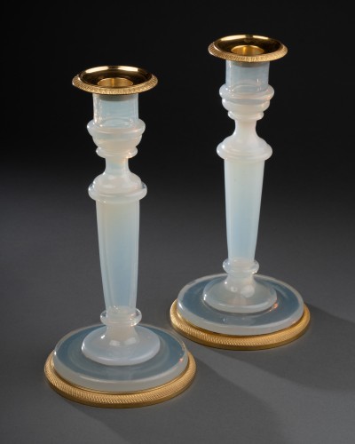 Paire de flambeaux en opaline, Manufacture du Creusot vers 1820 - Franck Baptiste Paris