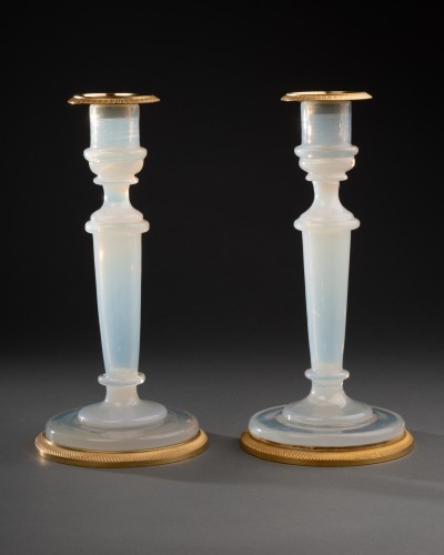 XIXe siècle - Paire de flambeaux en opaline, Manufacture du Creusot vers 1820