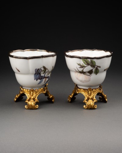 Céramiques, Porcelaines  - Paire de tasses à décor botanique, Meissen vers 1740