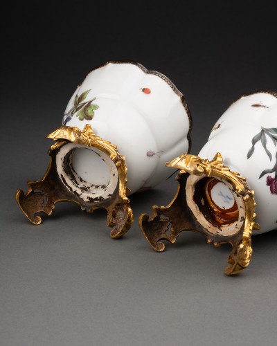 Antiquités - Paire de tasses à décor botanique, Meissen vers 1740
