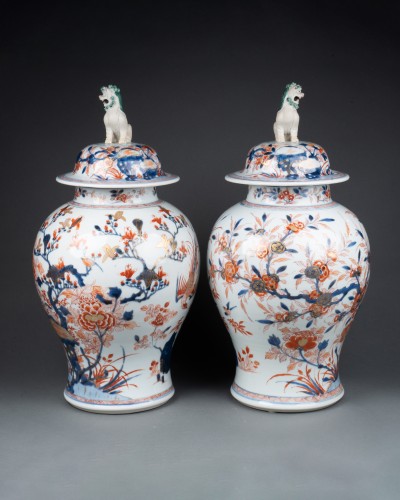 18th century - Pair of covered Chinese porcelain jars circa 1720