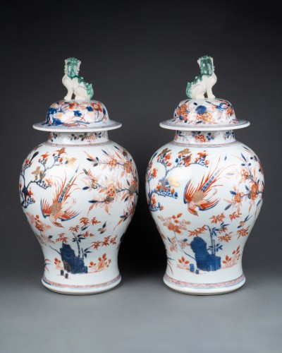 Antiquités - Paire de potiches couvertes en porcelaine de Chine vers 1720