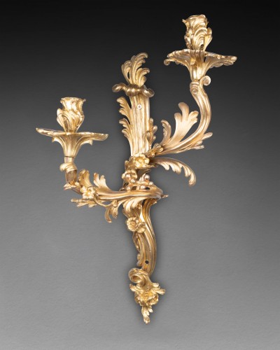 Paire de grandes appliques rocailles, Paris vers 1750 - Luminaires Style Louis XV