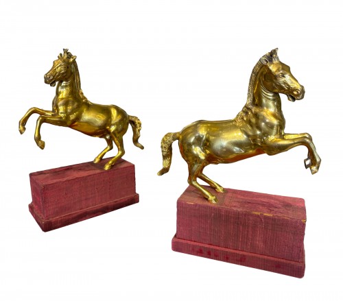Paire de chevaux cabrés en bronze doré, Italie vers 1750