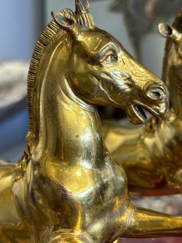 Pair of rearing horses in gilded bronze, Italy circa 1750 - Sculpture Style Louis XV