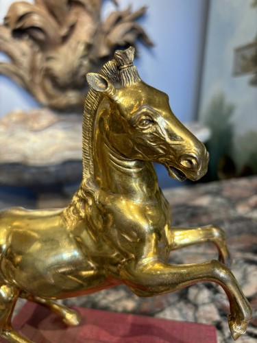 Antiquités - Paire de chevaux cabrés en bronze doré, Italie vers 1750