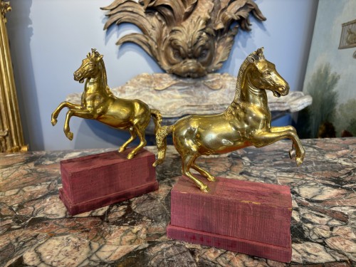 Antiquités - Pair of rearing horses in gilded bronze, Italy circa 1750