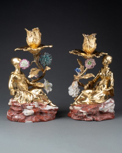 XVIIIe siècle - Paire de flambeaux aux chinois, Paris époque Louis XV