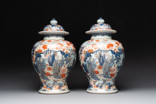 Pair of covered Chinese porcelain vases circa 1700 - 