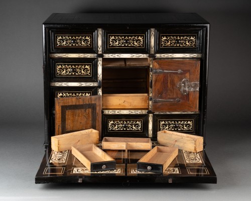 Antiquités - Cabinet de voyage en ébène, ivoire et argent, Milan vers 1650