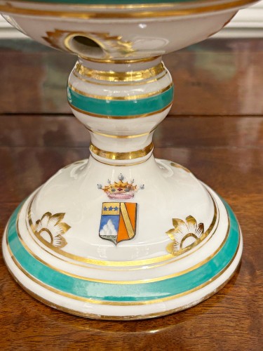 XIXe siècle - Paire de coupes en porcelaine de Paris aux armes d’alliance vicomte de Saint-Jean de Lentilhac